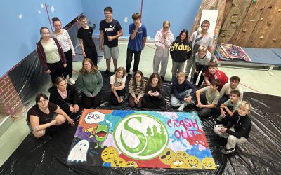 Kreatives Chaos und ein neues Banner für das Klassenzimmer der 7d